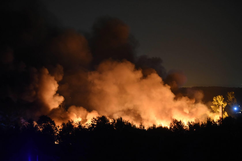 Potężny pożar w Sosnowcu. Z daleka widać gęsty dym i słychać wybuchy