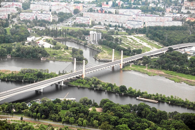 Most Milenijny we Wrocławiu to podwieszany (wantowy) most nad Odrą, będący częścią obwodnicy śródmiejskiej Wrocławia. Całkowita długość mostu wraz z estakadami to 923 m, a długość głównego przęsła to 153 m. Konstrukcja mostu podparta jest na dwóch pylonach o wysokości 50 m. Wykonawcą inwestycji oddanej do użytku w październiku 2014 roku jest spółka Skanska.