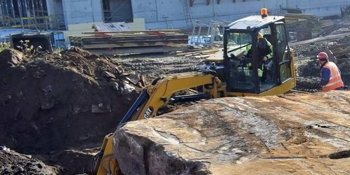 Niezwykłe odkrycie w krakowskim parku. Obiekt może mieć wartość historyczną.