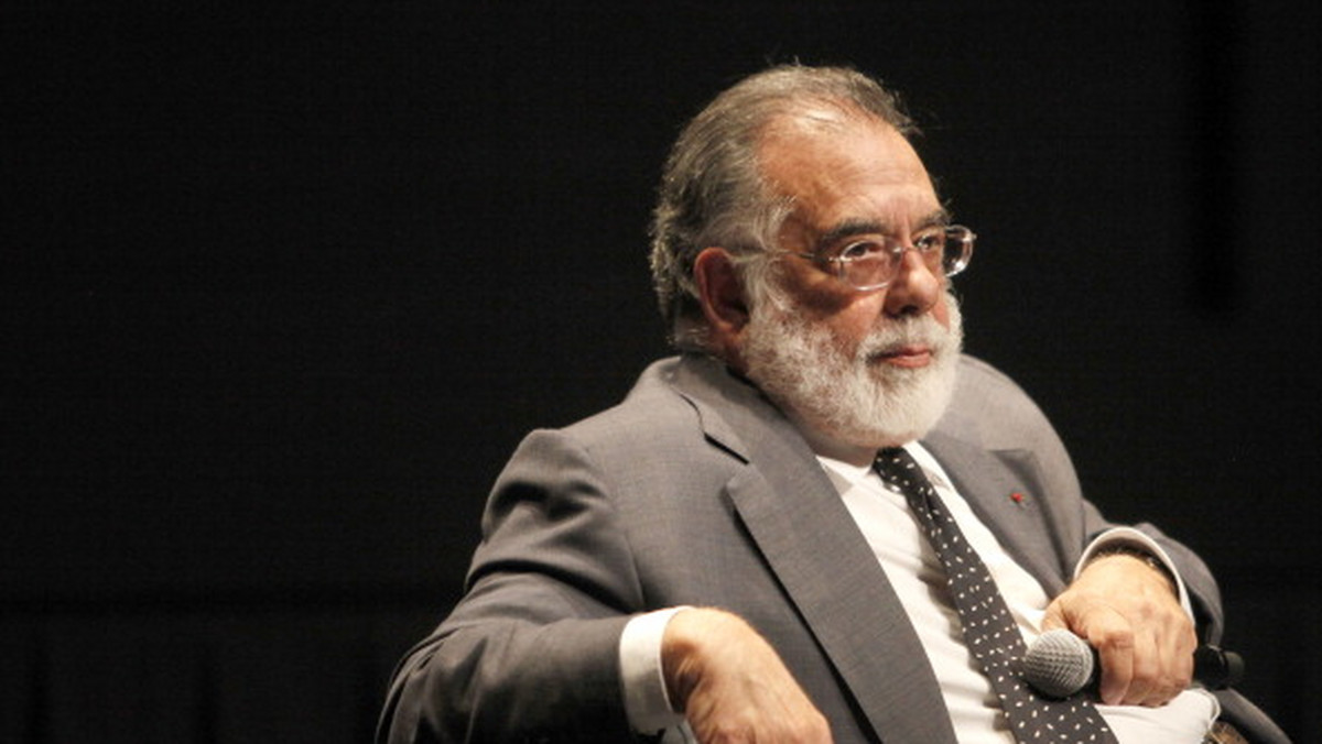 Francis Ford Coppola jakiś czas temu skończył siedemdziesiątkę, ale bynajmniej nie wybiera się na emeryturę. Jeden z największych reżyserów światowego kina przywiózł do Moskwy swój najnowszy film, nakręcony na podstawie własnego scenariusza i za własne pieniądze. "Gotycki" thriller "Pomiędzy" (Twixt) opowiada historię związku pisarza (Val Kilmer) z widmem trzynastoletniej dziewczyny-wampira (Elle Fanning). Niewiarygodnie malownicza i purenonsensowa opowieść, balansująca na granicy stylizacji, parodii i czystej poezji. Z autorem "Czasu Apokalipsy" i trylogii "Ojciec chrzestny", dwukrotnym laureatem Złotej Palmy, zdobywcą pięciu Oscarów i nagrody im. Irvinga Talberga, również przyznawanej przez Amerykańską Akademię Filmową, rozmawia recenzent "Wiededomosti".