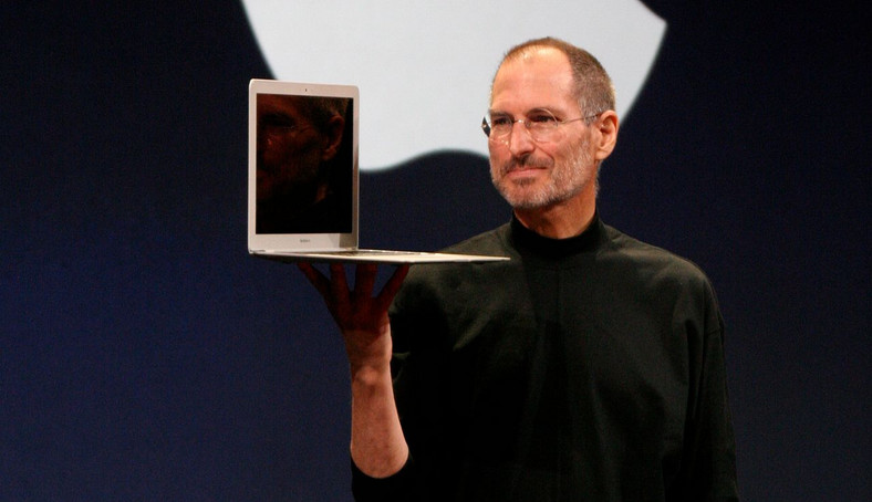 Steve Jobs pokazuje światu MacBooka Air w styczniu 2008 roku 