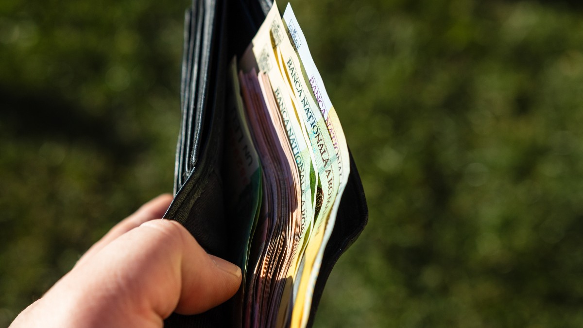 Salariul minim ar putea crește cu 600 de lei brut, dar patronatele avertizează că măsura ar putea duce la noi scumpiri