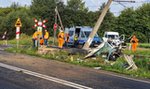 Tragedia na przejeździe kolejowym w Dworku. Bus wpadł pod pociąg osobowy