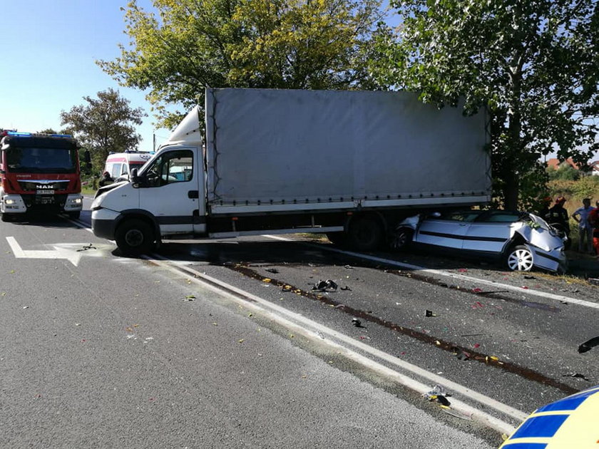 Karambol pod Bydgoszczą. TIR uderzył w auto, później było już tylko gorzej