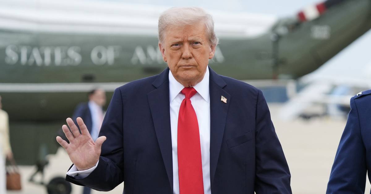 Opublikowano kartkę, którą Trump miał wysłać Epsteinowi. Kontur ciała kobiety