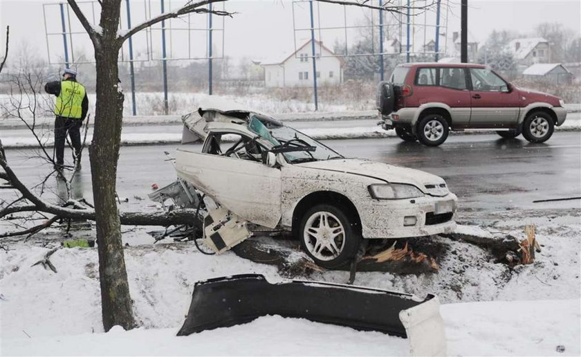 Auto rozpadło się na pół. 2 osoby nie żyją! ZDJĘCIA