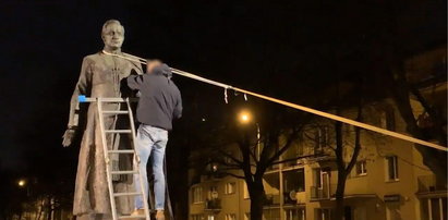 Aktywiści w proteście obalili pomnik prałata Jankowskiego. Staną przed sądem