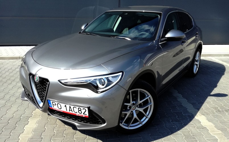 Alfa Romeo Stelvio ma 468 cm długości, 167 cm wysokości i 216 cm szerokości