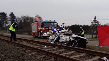 Tragedia na przejeździe kolejowym pod Toruniem. Zginął kierowca