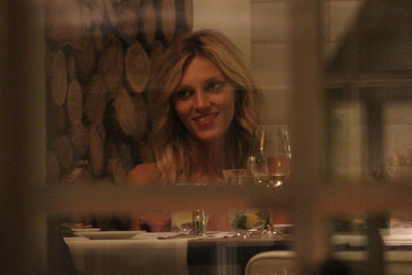 Anja Rubik uśmiecha się w restauracji