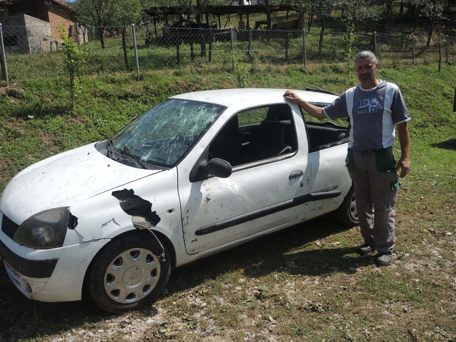 Slavenko Šmakić kraj olupine automobila