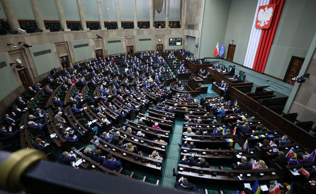 Posłowie na sali obrad Sejmu w Warszawie