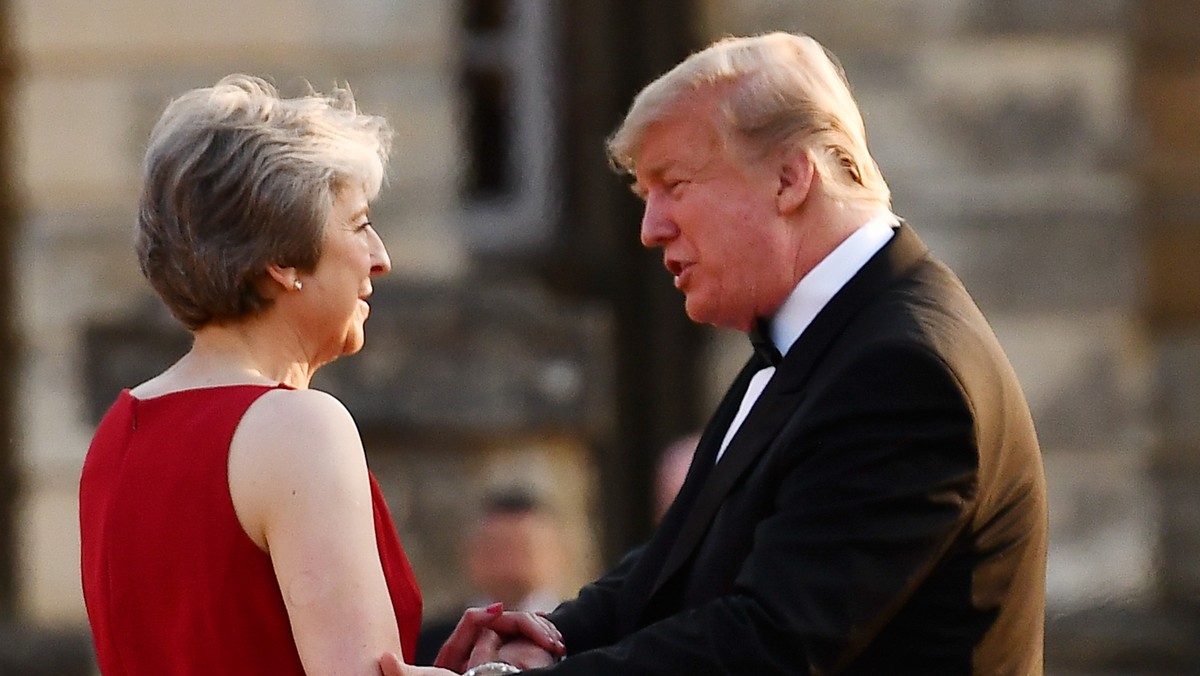 Amerykański prezydent Donald Trump skrytykował w rozmowie z tabloidem "The Sun" brytyjską premier Theresę May za jej strategię negocjacji ws. wyjścia z Unii Europejskiej, oceniając, że mogła stracić przez to szanse na umowę handlową ze Stanami Zjednoczonymi.