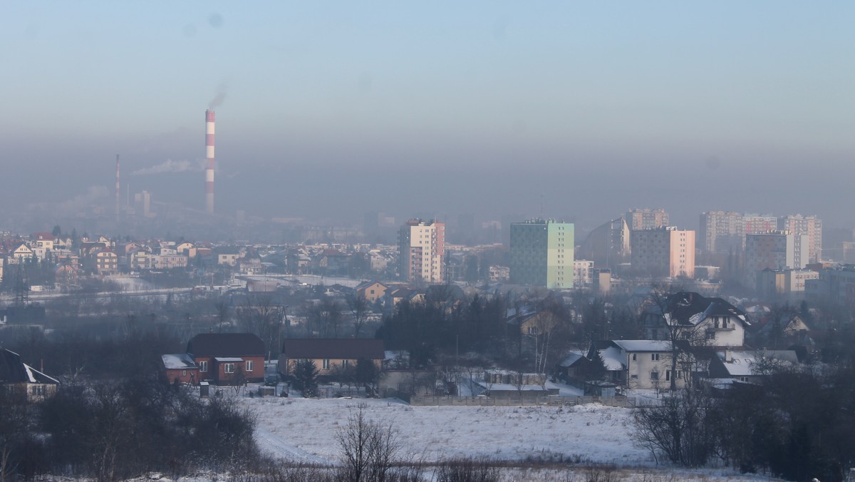 Normy zanieczyszczenia powietrza po raz kolejny w tym roku zostały kilkukrotnie przekroczone w południowej części kraju - wynika z aktualnych pomiarów Airly. Smog pojawił się też w rejonie centralnej Polski.