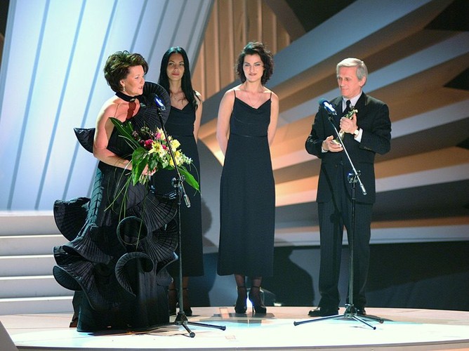 Jedna z najbardziej wystawnych odsłon Jolanty Kwaśniewskiej. Kreacja od Teresy Rosati, którą prezydentowa założyła na rozdanie Wiktorów w 2001 roku, wzbudziła mieszane uczucia – od zachwytu po zgrozę. Suknia jest interesująca, ale czy można w niej zmieścić się do samochodu?