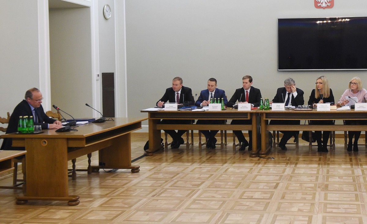 Przesłuchanie przed komisją