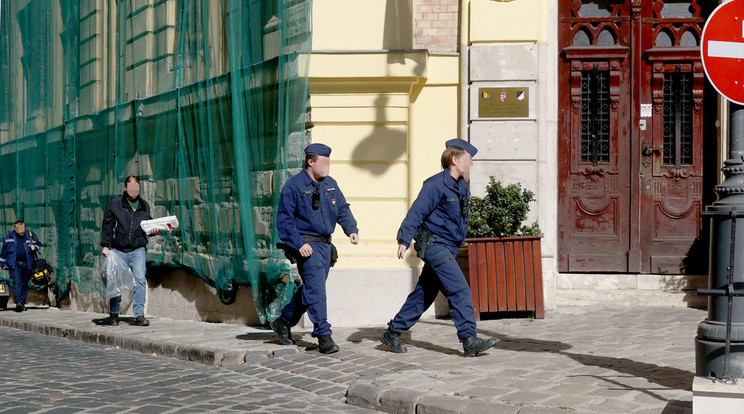 Rendőrök siettek az iskolába a támadás bejelentése után / Fotó: Zsolnai Péter