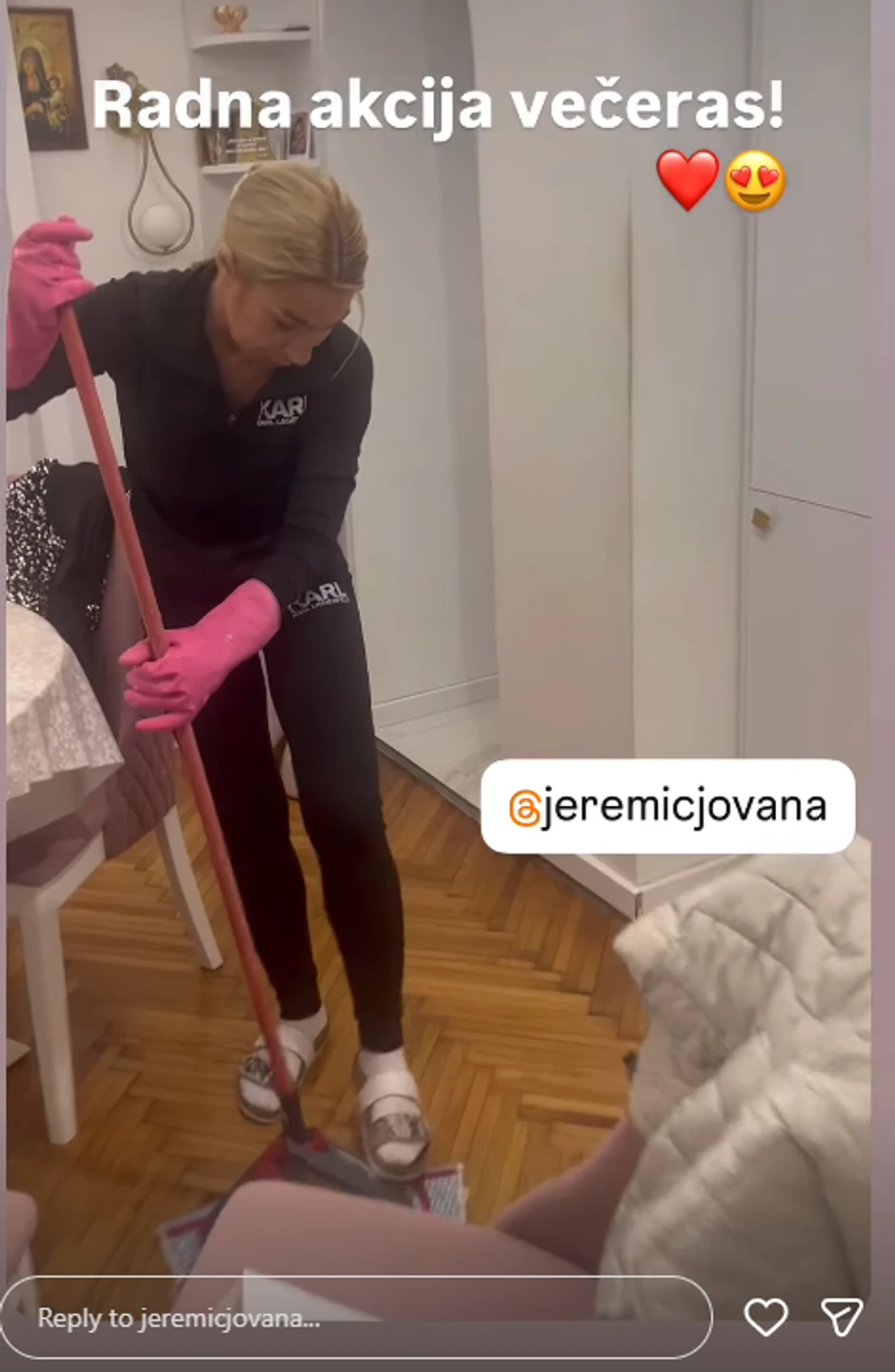 Jovana Jeremić čisti stan
