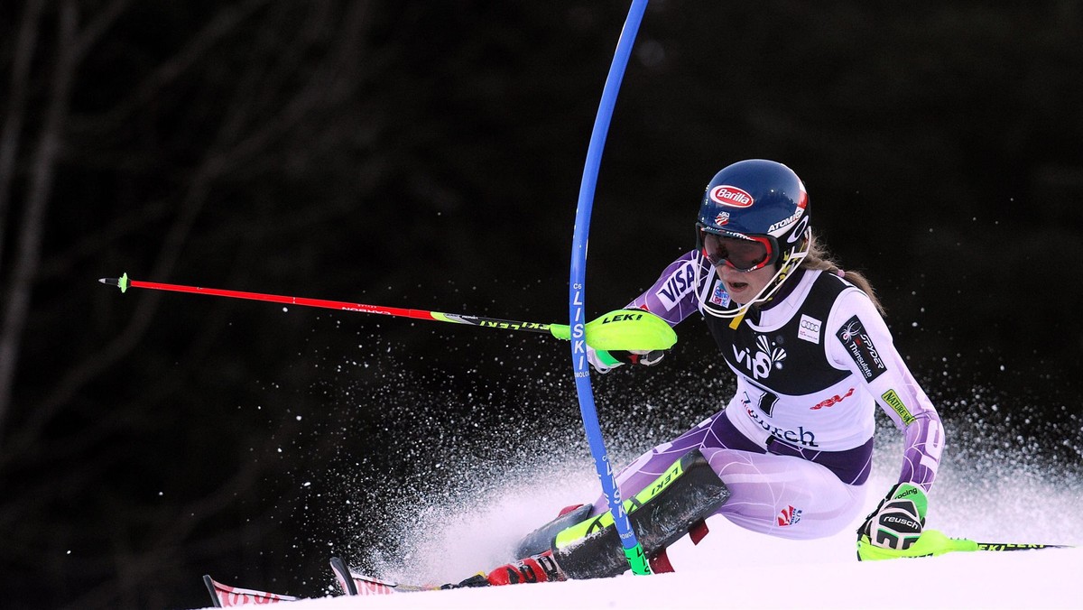 Mikaela Shiffrin wygrała w Zagrzebiu drugi w tym sezonie slalom Pucharu Świata. 19-letnia Amerykanka, podobnie jak przed tygodniem w Kuehtai, znów zdeklasowała rywalki, wygrywając oba przejazdy i wyprzedzając drugą Austriaczkę Kathrin Zettel aż o 1,68 s. W klasyfikacji generalnej PŚ Shiffrin awansowała na drugie miejsce.