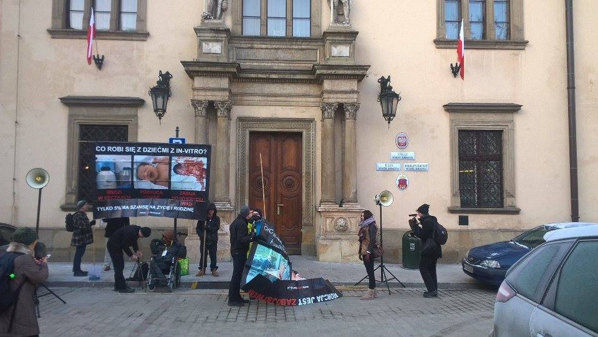 W Krakowie nie będzie programu finansowania in vitro dla par starających się o dziecko. Propozycja radnej Małgorzaty Jantos została odrzucona głosami klubu PiS i prezydenckiego "Przyjaznego Krakowa".