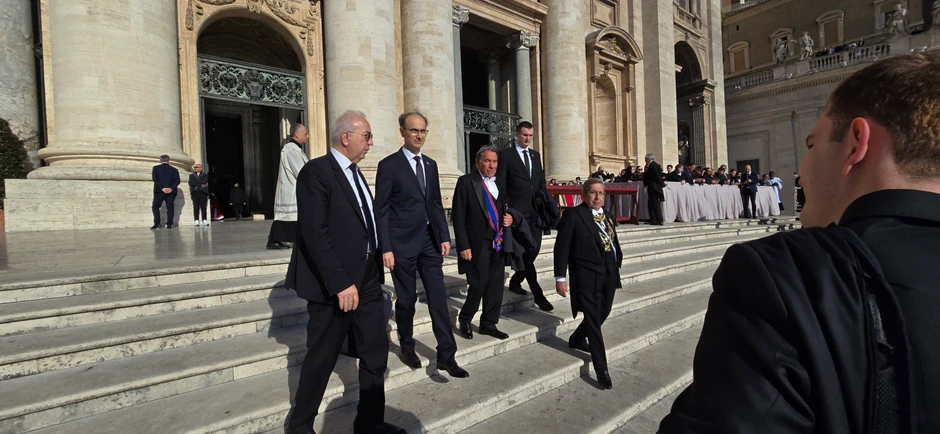 Premijer Đuro Macut odao poštu pred kovčegopm Pape Franje