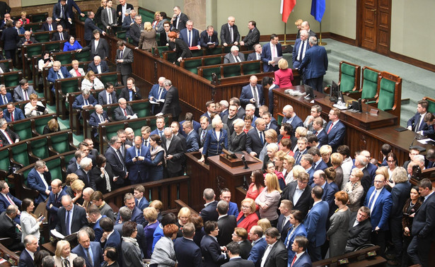 Grzegrzółka pytany, kiedy ustawa budżetowa zostanie przekazana do prezydenta powiedział w czwartek PAP, że "ustawa budżetowa będzie przekazana do Kancelarii Prezydenta w najbliższym czasie, niewykluczone, że jeszcze dziś".