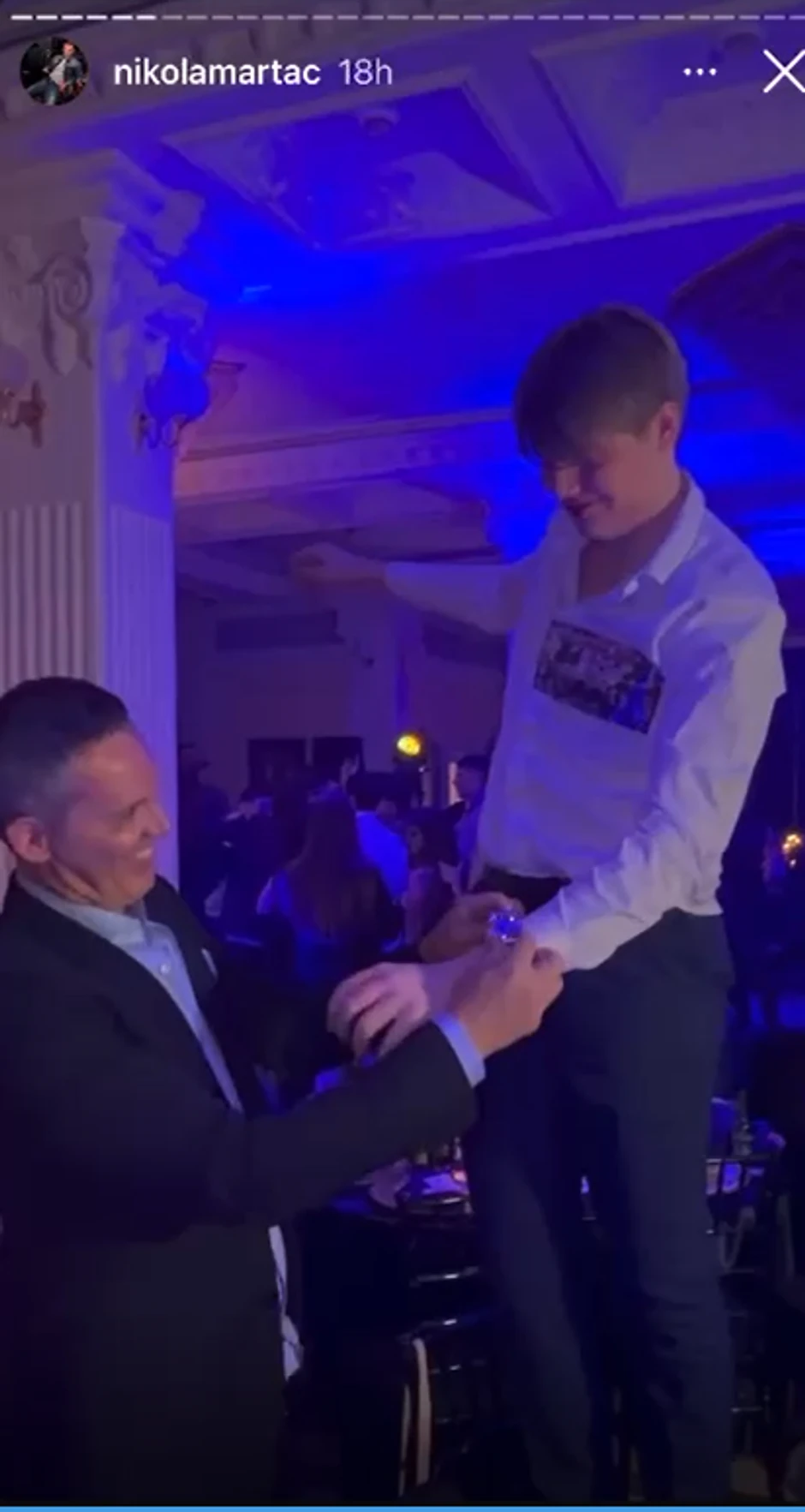 Nikola Martać poklanja sinu roleks