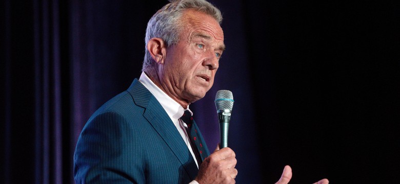 JFK przewraca się w grobie. Kennedy wycofał się z wyborów i poparł Trumpa