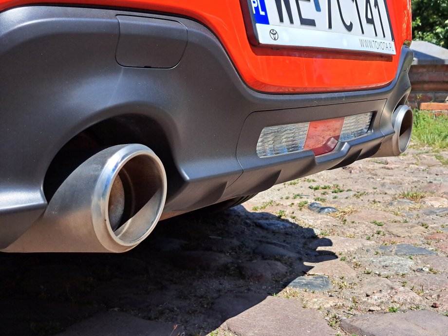 Toyota GR86 ma pod maską 2,4-litrowy silnik o mocy 234 KM. Szkoda tylko, że wydech musi spełniać unijne normy. Przez to auto nie brzmi tak, jak powinno. Ale wydech można zmienić.