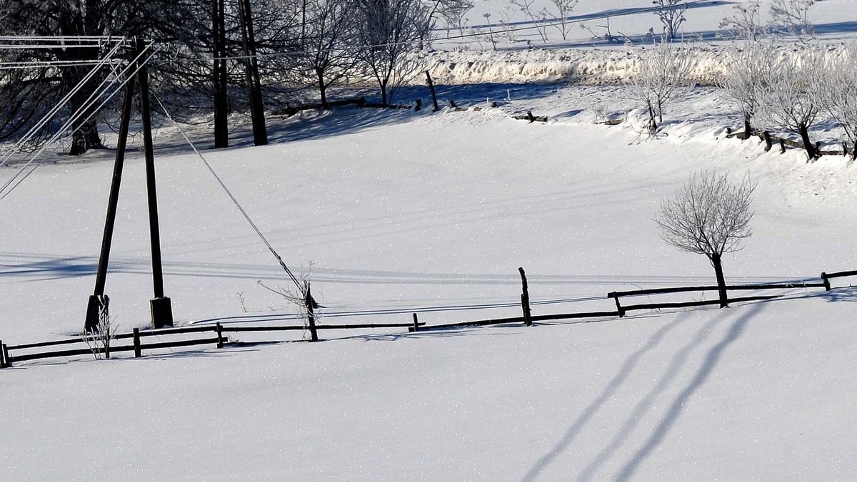 Za nami bardzo mroźna noc. Najniższą temperaturę zanotowano w miejscowości Jabłonka na Podhalu, gdzie termometry pokazywały minus 30 stopni. Także w Bieszczadach lokalnie temperatura spadała do 28-30 stopni poniżej zera. Rano najzimniej było w Jeleniej Górze - minus 27 stopni, w Białymstoku - minus 25, w Nowym Sączu i we Włodawie - minus 24, a minus 23 w Kozienicach i Suwałkach. Jak przewidują synoptycy - to była ostatnia tak mroźna noc. Od poniedziałku będzie już cieplej.