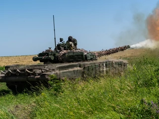 Czołg 3. Brygady Pancernej Sił Zbrojnych Ukrainy strzela do wroga z zamkniętych pozycji w obwodzie charkowskim