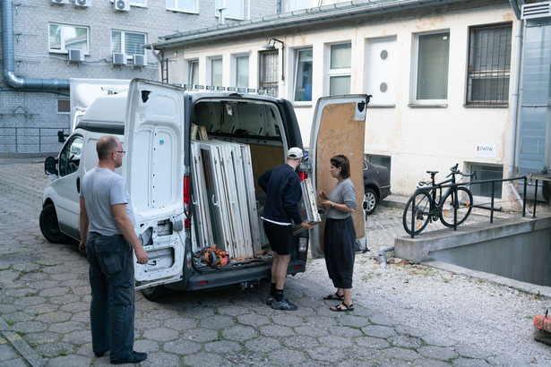 Transport okien do ukraińskich domów