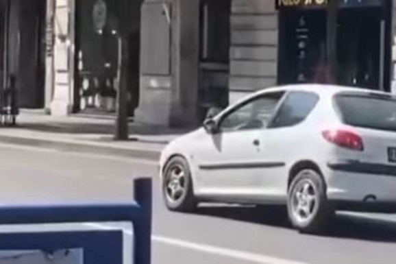 "PRIJATELJU, JE LI ONO NAŠ TOČAK?" Incident kod hotela Moskva: Točak odleteo s automobila usred vožnje (VIDEO)