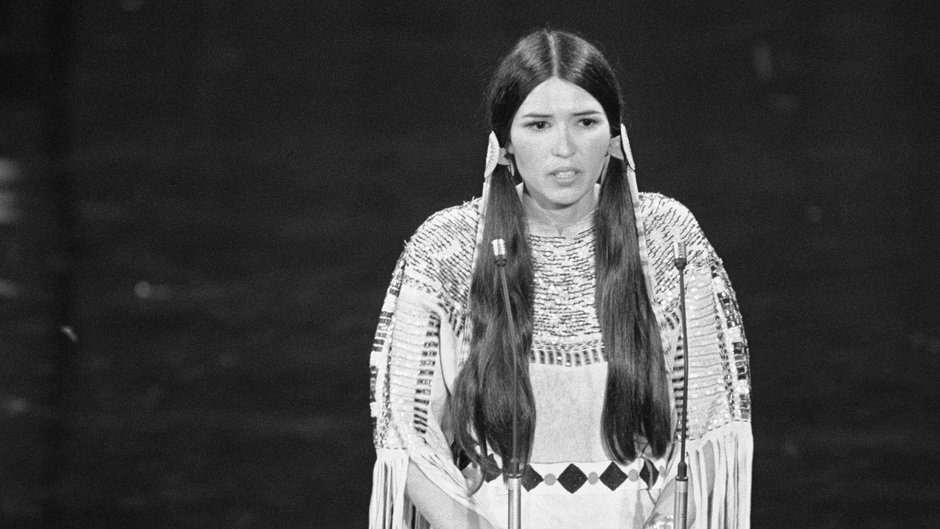 Sacheen Littlefeather podczas rozdania Oscarów w 1973 r.