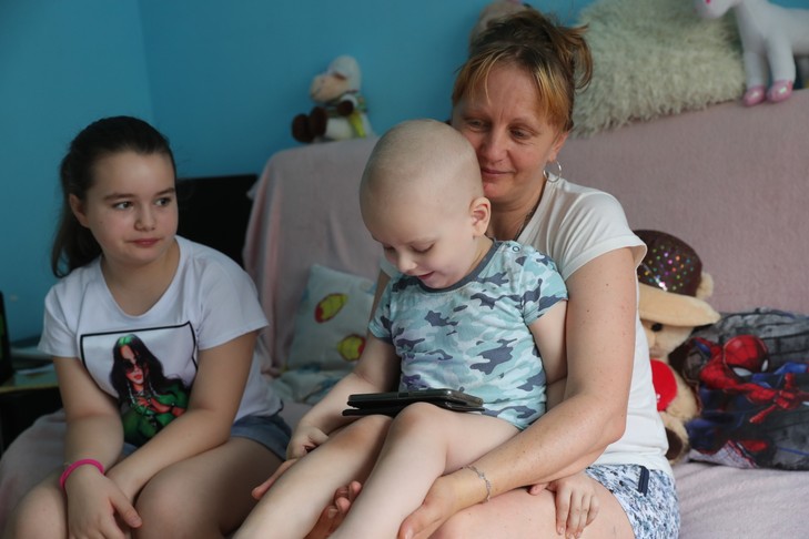 Titanillát és Nikót neveli Anita, akit a kisebbik gyereke betegsége miatt küldték el a munkahelyéről / Fotó: Varga Imre