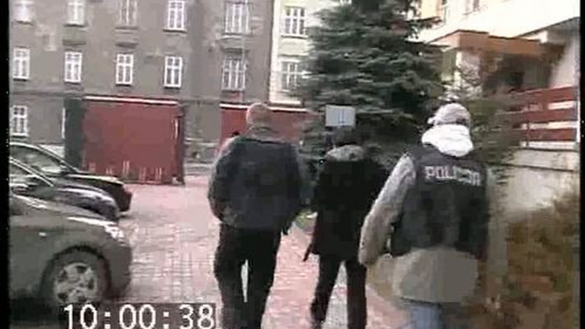 Przemyscy policjanci wspólnie z funkcjonariuszami z Wydziału do walki z Przestępczością Gospodarczą KWP w Rzeszowie zatrzymali 26-letnią oszustkę.