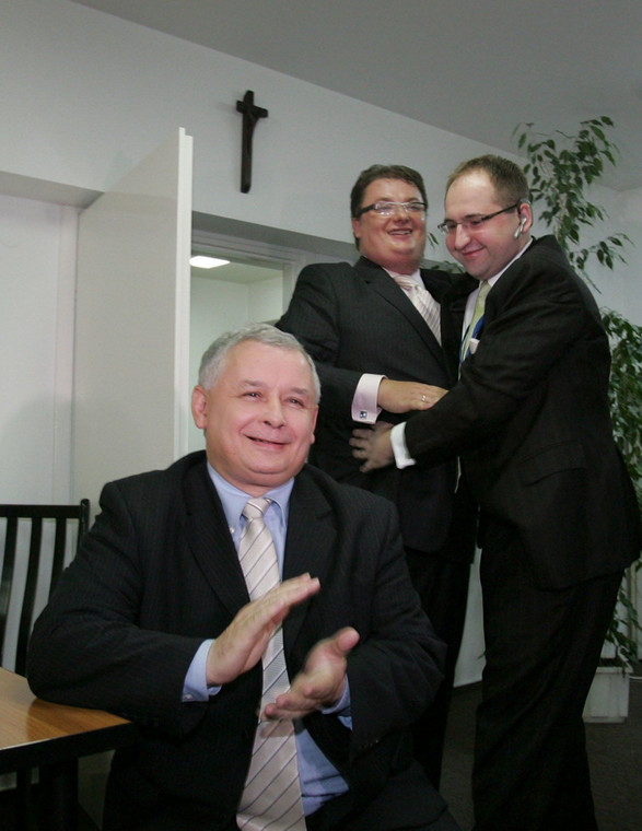 Jarosław Kaczyński, Michał Kamiński i Adam Bielan cieszą się z wygranej PiS w wyborach parlamentarnych. 25.09.2005