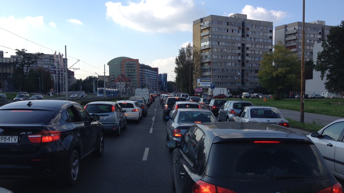 Według serwisu Korkowo.pl Wrocław od wielu miesięcy jest najbardziej zakorkowanym miastem w kraju. W porannym szczycie komunikacyjnym, kierowcy tracą nawet dwie godziny, by dojechać do centrum. We wtorek mieszkańcy kilku osiedli przedstawili prezydentowi Wrocławia plan, jak rozładować zatory we wschodniej części miasta.