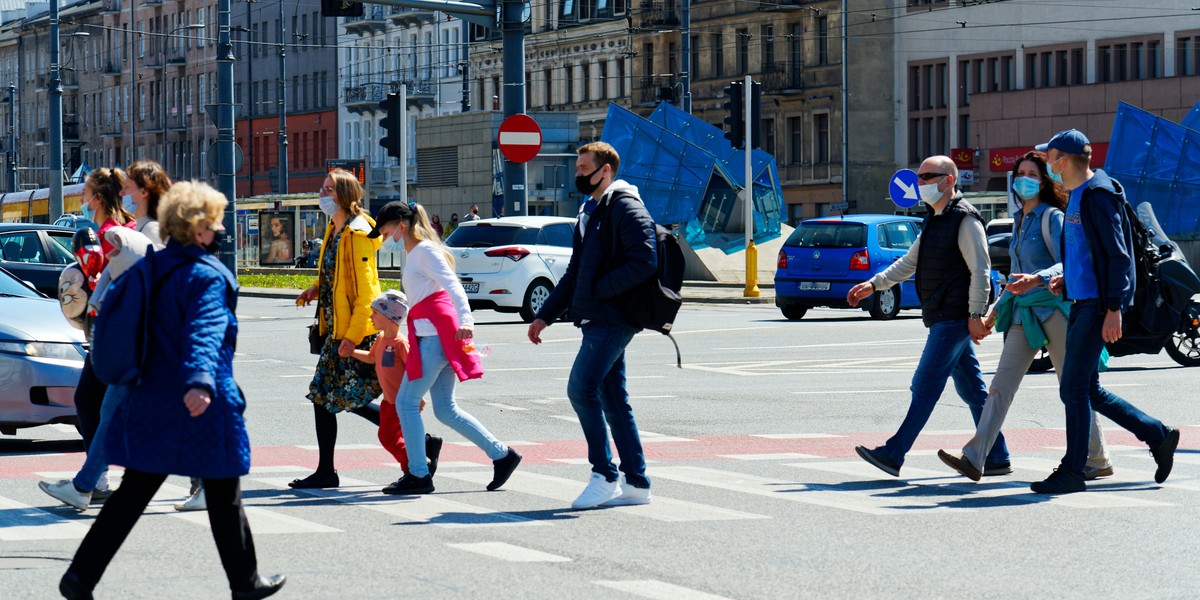 "Nie wiemy, jakie obostrzenia zostaną wprowadzone, ani czy będą przestrzegane. Zakładając, że nie będzie żadnych nowych obostrzeń, nasz model przewiduje maksimum zakażeń w okolicach grudnia" - mówi dr Jakub Zieliński z centrum modelowania UW.