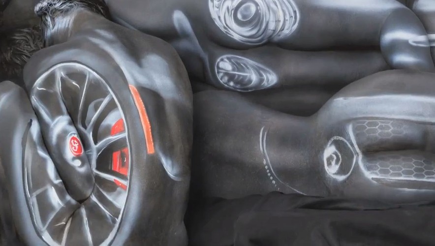 Pomalowane kobiety ułożyły samochód