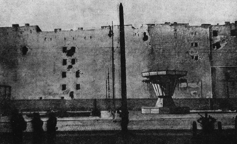 Ul. Bonifraterska w Warszawie. Widać tyły domów getta. Nieopodal stoi karuzela (1943)