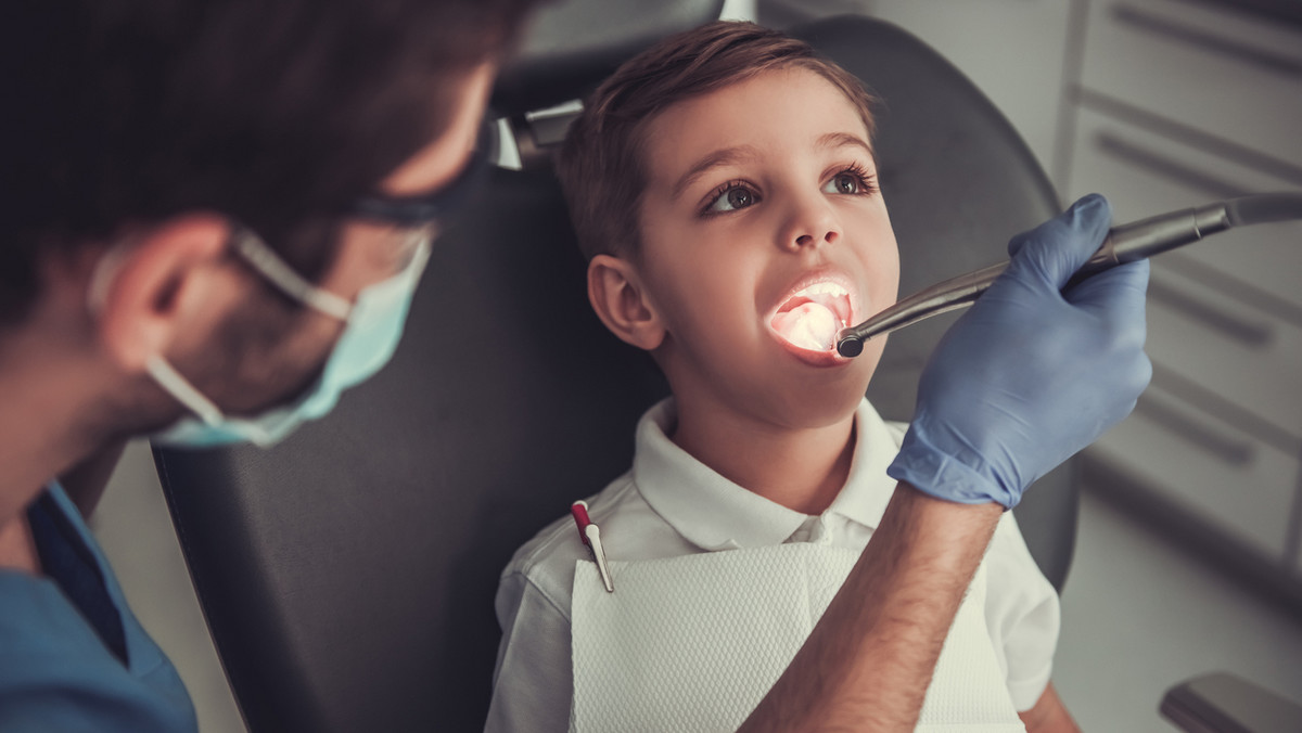 Wokół wyżynania się, wypadania i pielęgnacji zębów mlecznych narosło wiele mitów. Wątpliwości rodziców wzbudza zarówno kolejność ich pojawiania się i okres życia dziecka, gdy powinny już ustąpić miejsca zębom stałym, jak i zasadność leczenia mleczaków, które przecież prędzej czy później wypadną. Jak jest naprawdę? Co trzeba wiedzieć o zębach mlecznych, by uniknąć zbędnych wizyt u dentysty i zapewnić dziecku prawidłowy stan jamy ustnej?
