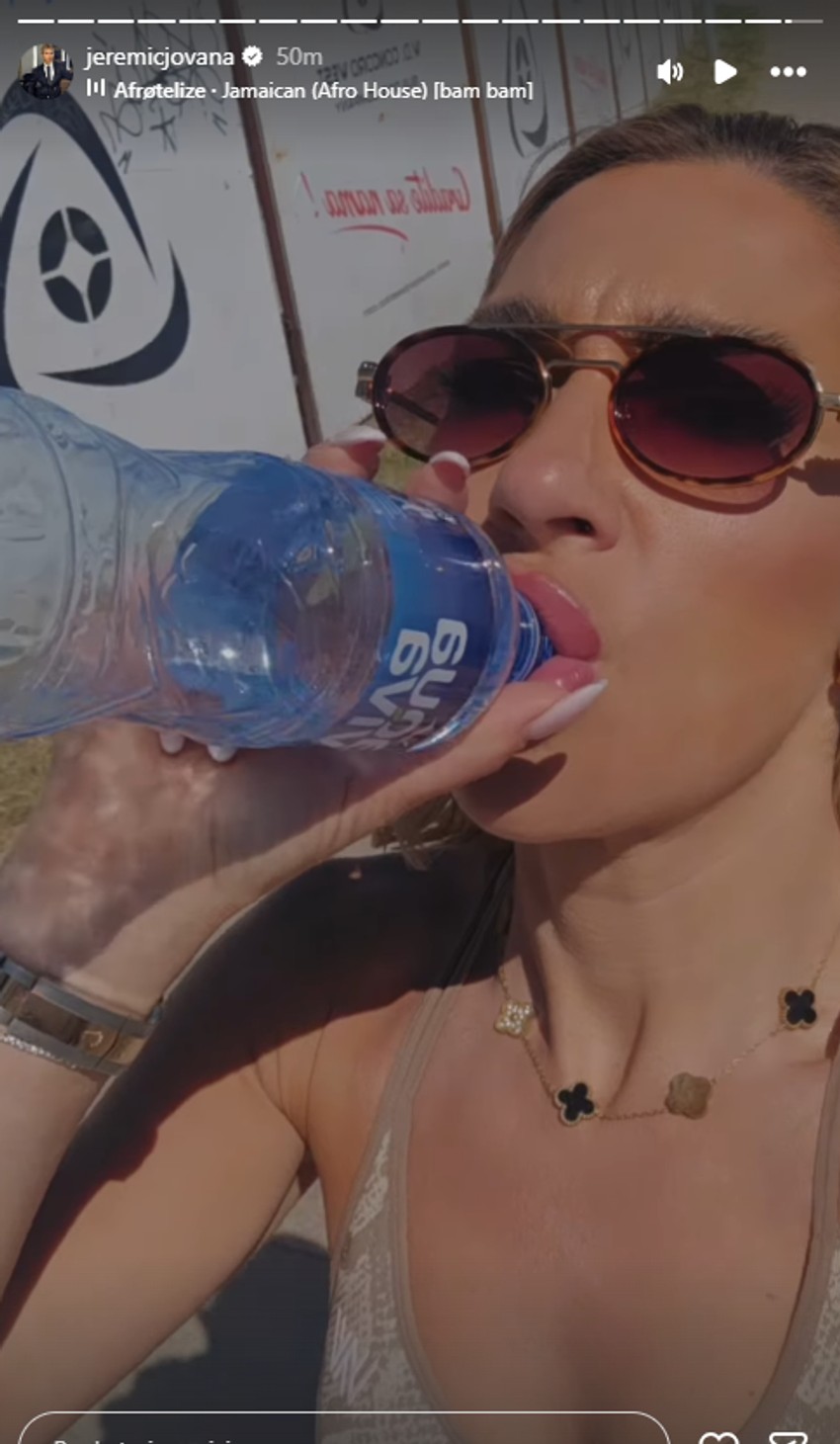 Jovana Jeremić vozi rolere u zmijskom kompletu