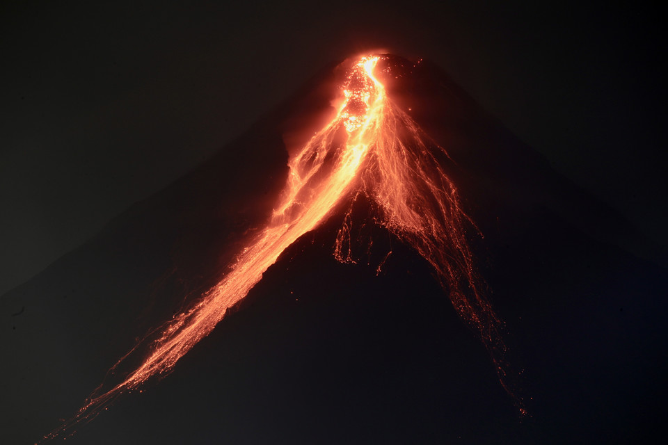 Wulkan Mayon wupluwa lawę i popiół