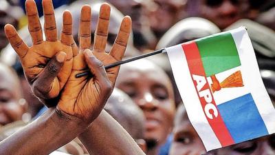 A supporter of the All Progressive Congress (APC) holds up the sign of President Muhammadu Buhari's re-election campaign [Twitter/@BuhariCentre]