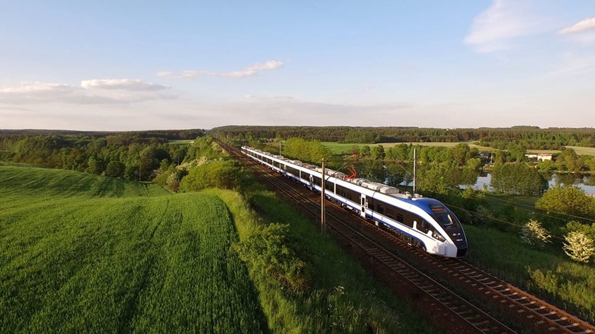 Firma PESA z Bydgoszczy dostarczy na Białoruś w tym roku 4 trójczłonowe pociągi z lokomotywą spalinową.