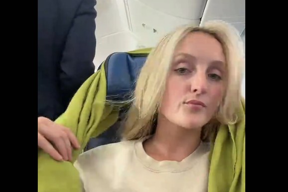 Uzela običan šal i stavila ga oko sedišta - ubrzo je otkrila  trik koji bi mogao bi da promeni način putovanja avionom (VIDEO)