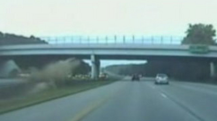 Brutális baleset! Hídba csapódott autójával - videó