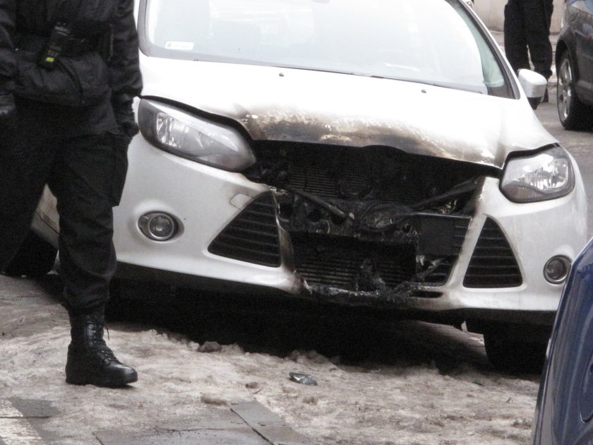 Spalone samochody przez Jacka T. na ul. Oleandrów w Warszawie