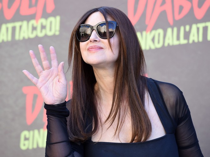 Monika Beluči počastila muškarce prizorom svojih grudi i bacila ih u trans